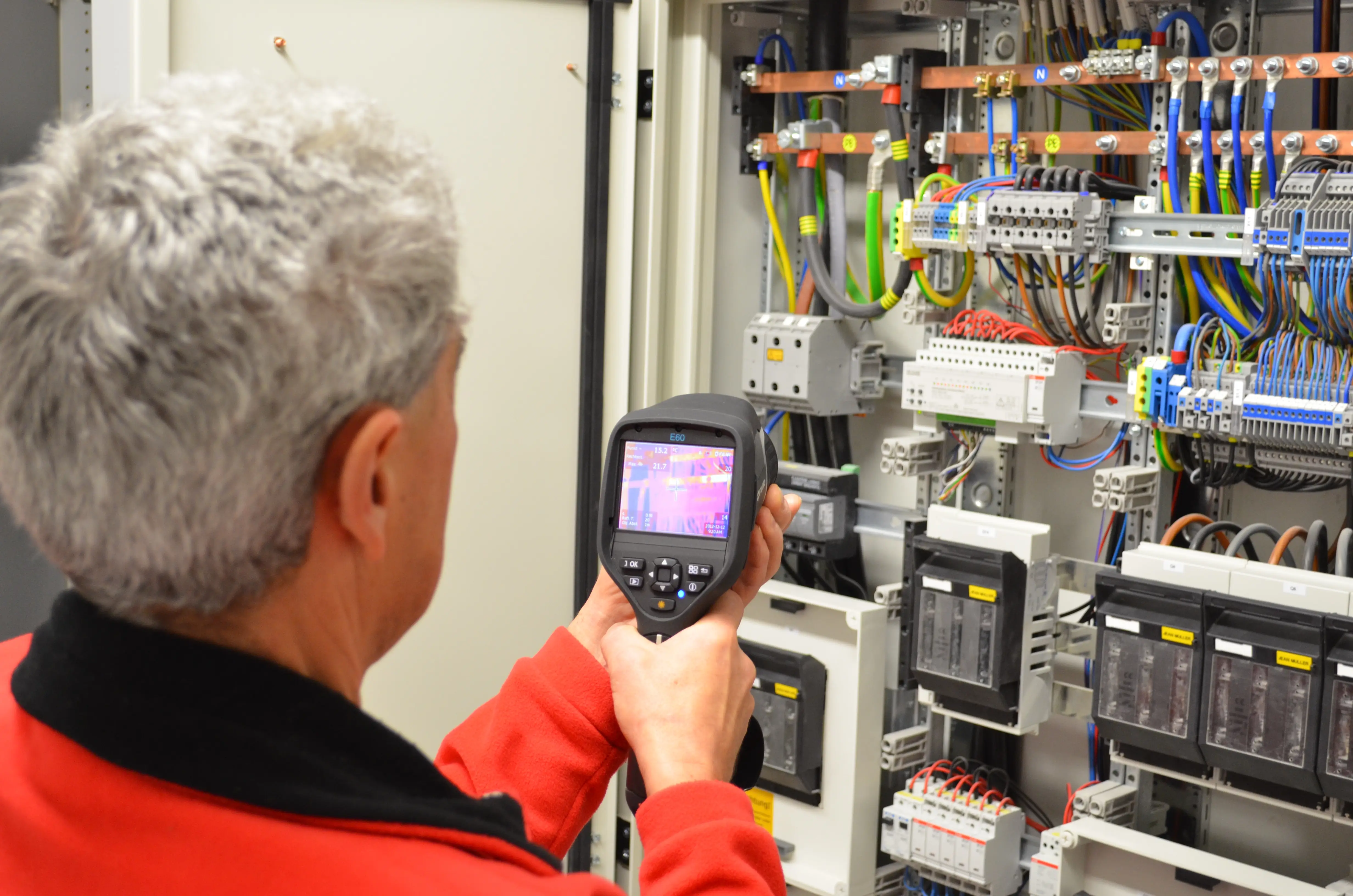 Arbeit-Mit-Spannung (1).webp