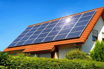 Solaranlage haus Stockfoto.jpg