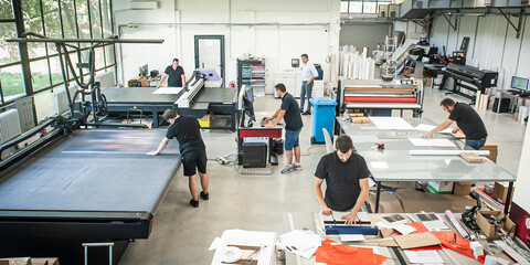 Druckerei mit Arbeitern Stockfotos.jpg