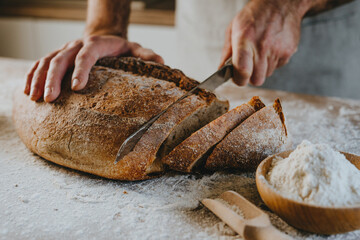 Brot aufschneiden Stockfoto.jpg