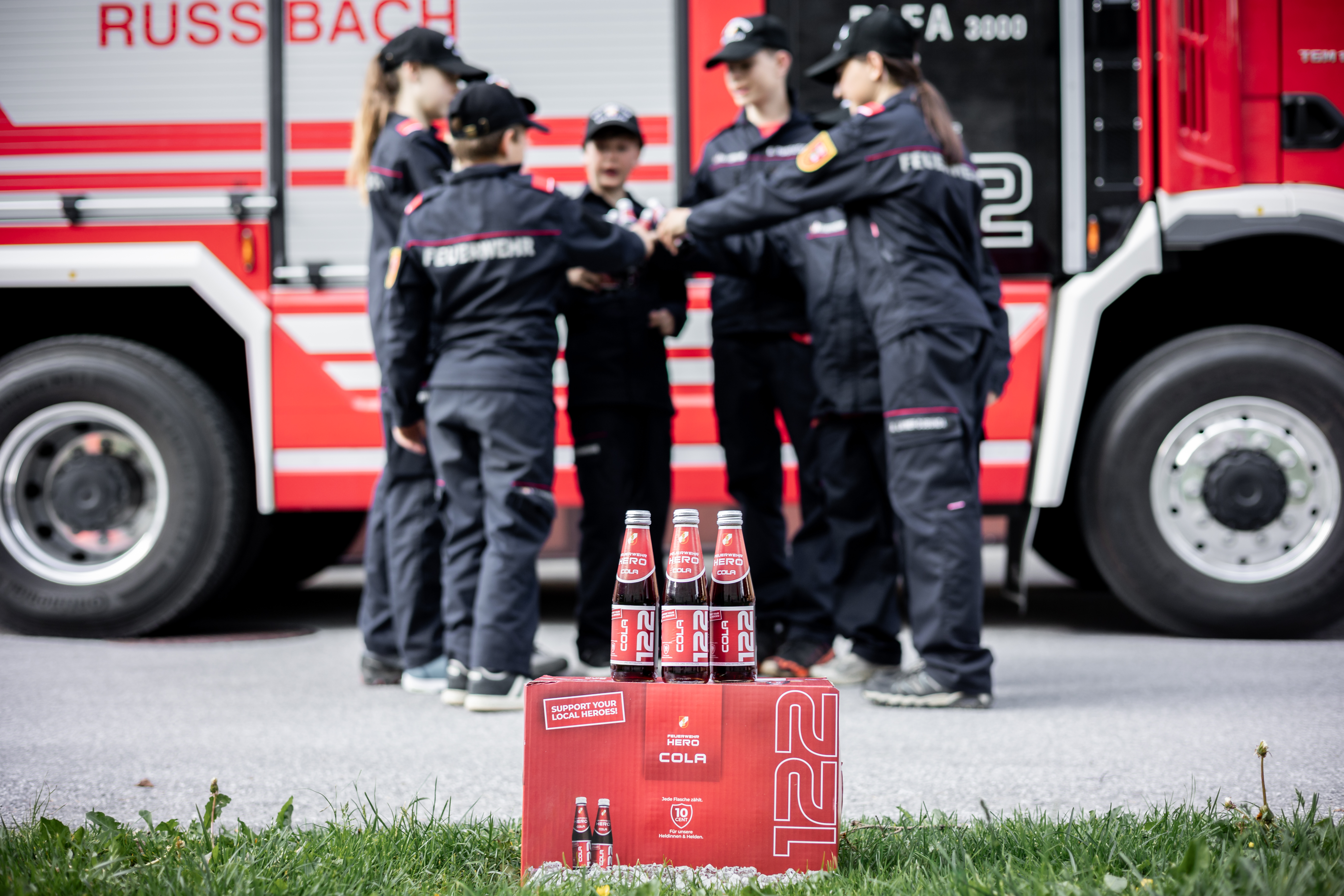 Feuerwehrjugend stößt mit Feuerwehr Hero an