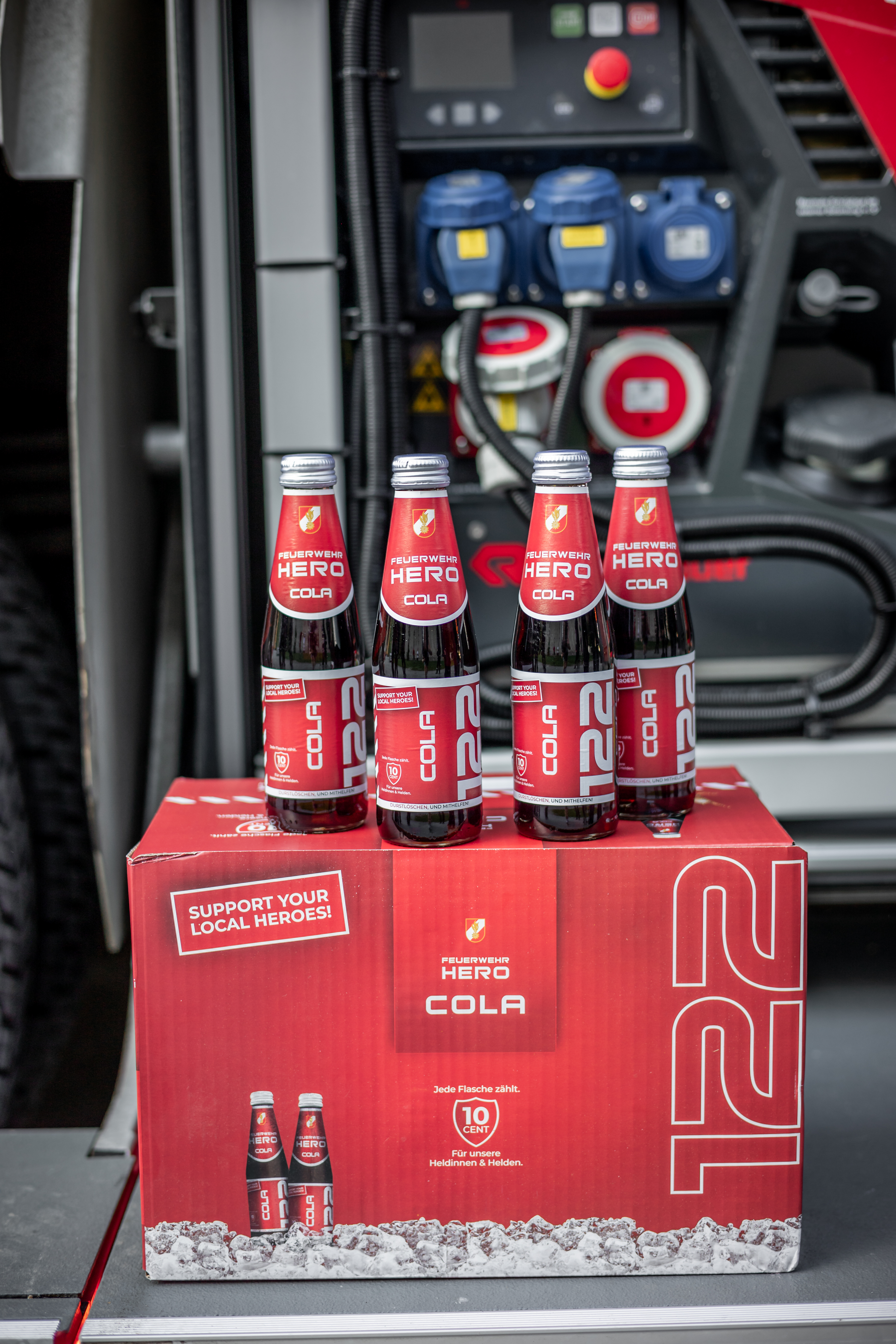 Feuerwehr Hero Box vor dem Feuerwehrauto