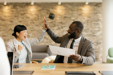 Jubel im Büro Stockfoto.jpg