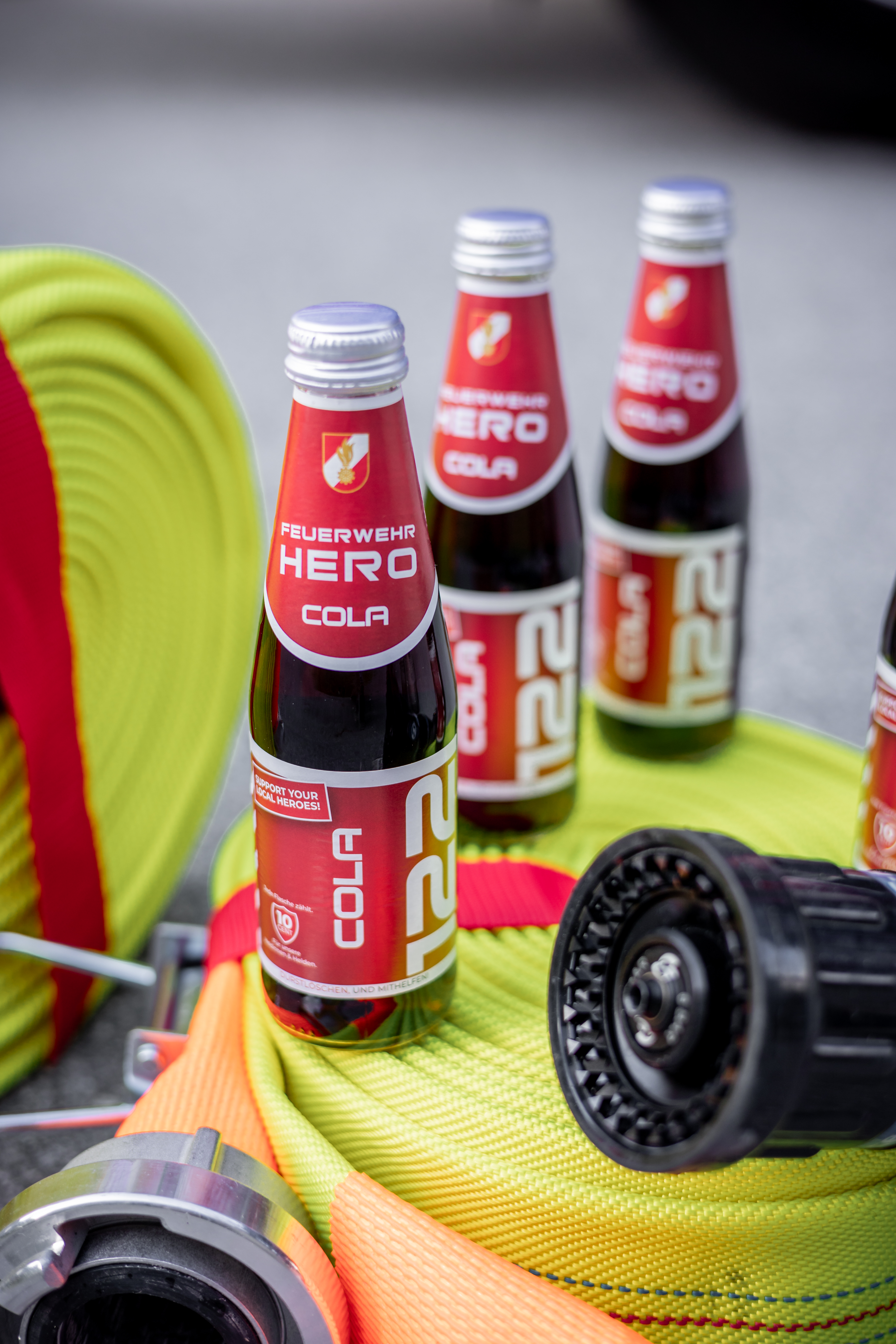 Feuerwehr Hero Flaschen auf Feuerwehrschläuchen