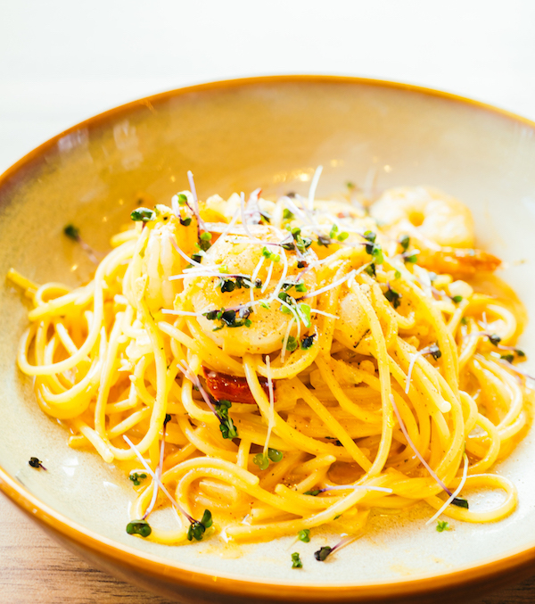spaghetti-und-pasta-mit-garnelen-und-zucchina-als-muskelaufbau-rezept