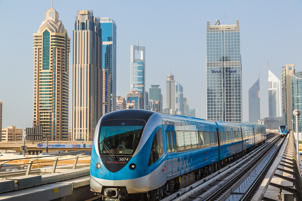 dubai skyline mit metro im vordergrund