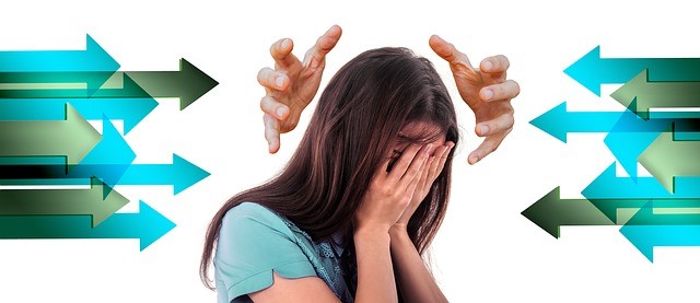 Frau mit Händen vorm Gesicht