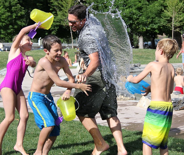 Wasserschlacht mit der Familie