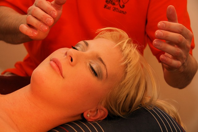 Frau bei Reiki Behandlung