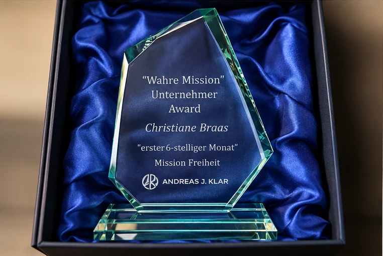Gläserne Trophäe „Wahre Mission“ Unternehmer Award für Christiane Braas, erster 6-stelliger Monat, Mission Freiheit, in der Geschenkbox