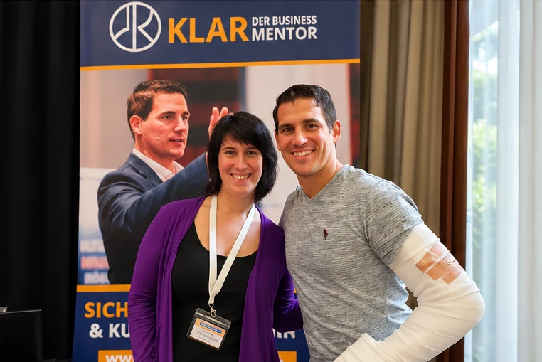 Christiane Braas und Business-Mentor Andreas Klar mit verbundenem Arm bei ihrem ersten persönlichen Treffen 2019, wenige Tage nach seinem schweren und zugleich lebensverändernden Autounfall