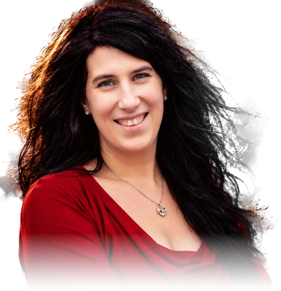 Christiane Braas im roten Oberteil, lächelnd