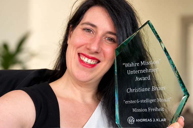 Christiane Braas strahlt mit dem gläsernen „Wahre Mission“ Unternehmer-Award für ihren ersten 6-stelligen Monat, 2022