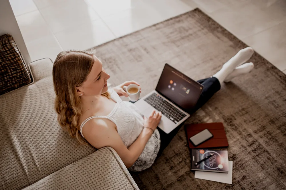 Luisa arbeitet am Laptop