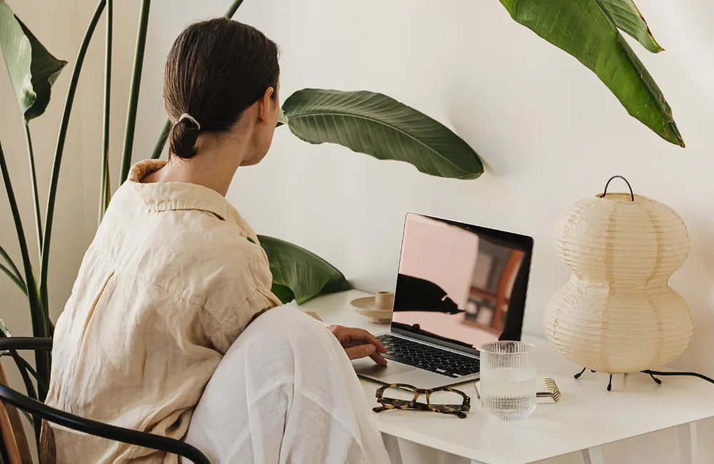 Frau arbeitet am Laptop