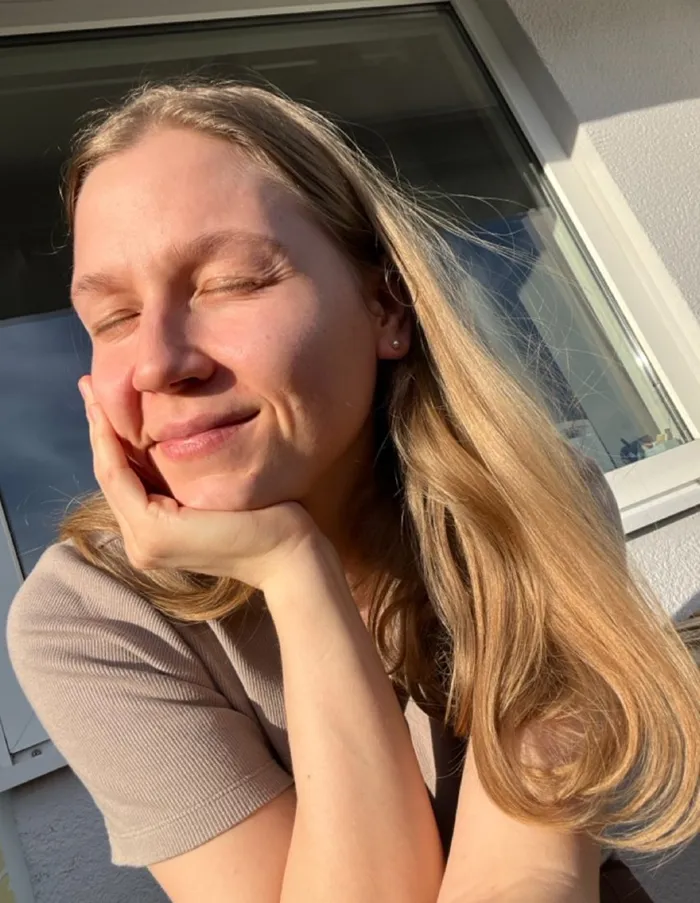 Luisa mit geschlossenen Augen in der Sonne