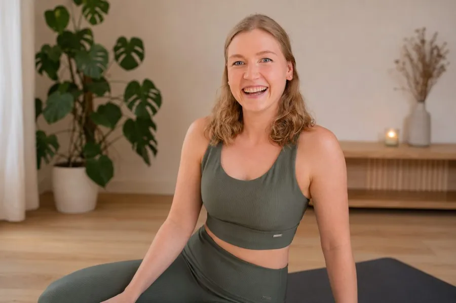Luisa auf der Yogamatte