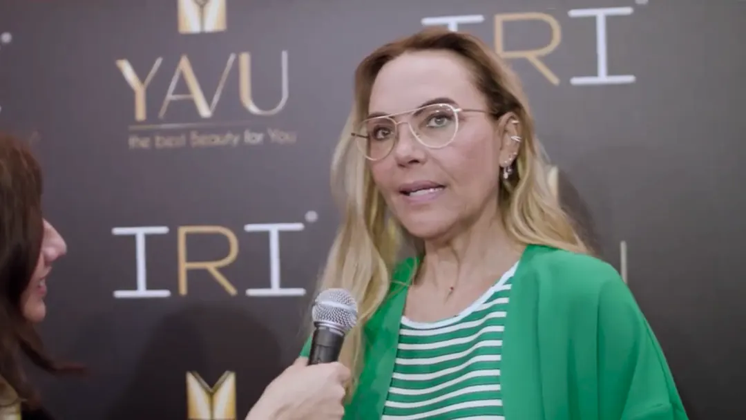 Natascha Ochsenknecht spricht auf der Beauty Düsseldorf vor der YAVU® und IRI® Fotowand über YAVU®