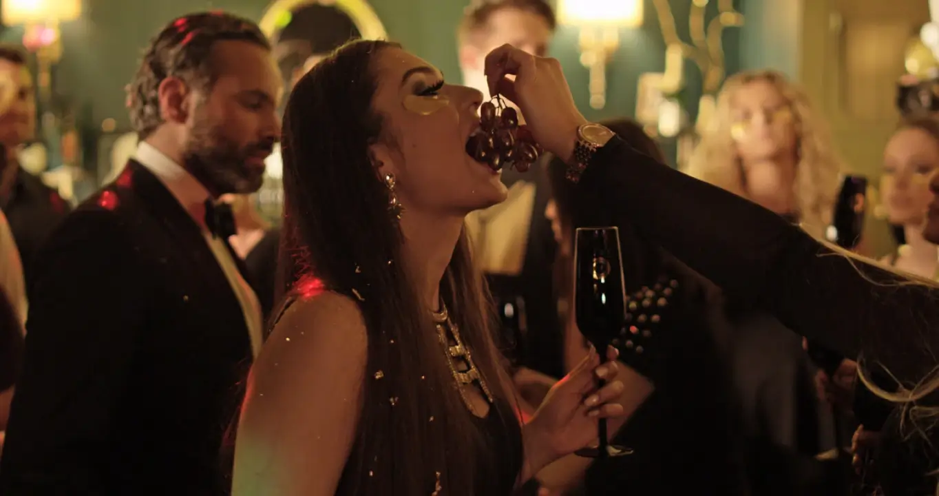 YAVU® Gold Party – Strahlender Glanz, starke Gemeinschaft