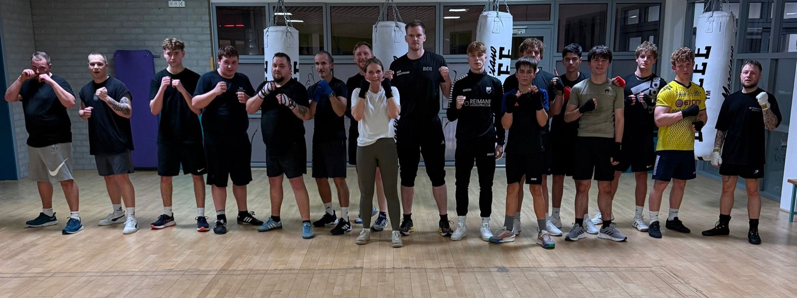 Die Trainingsgruppe von Br&auml;utigam Boxen in der Halle