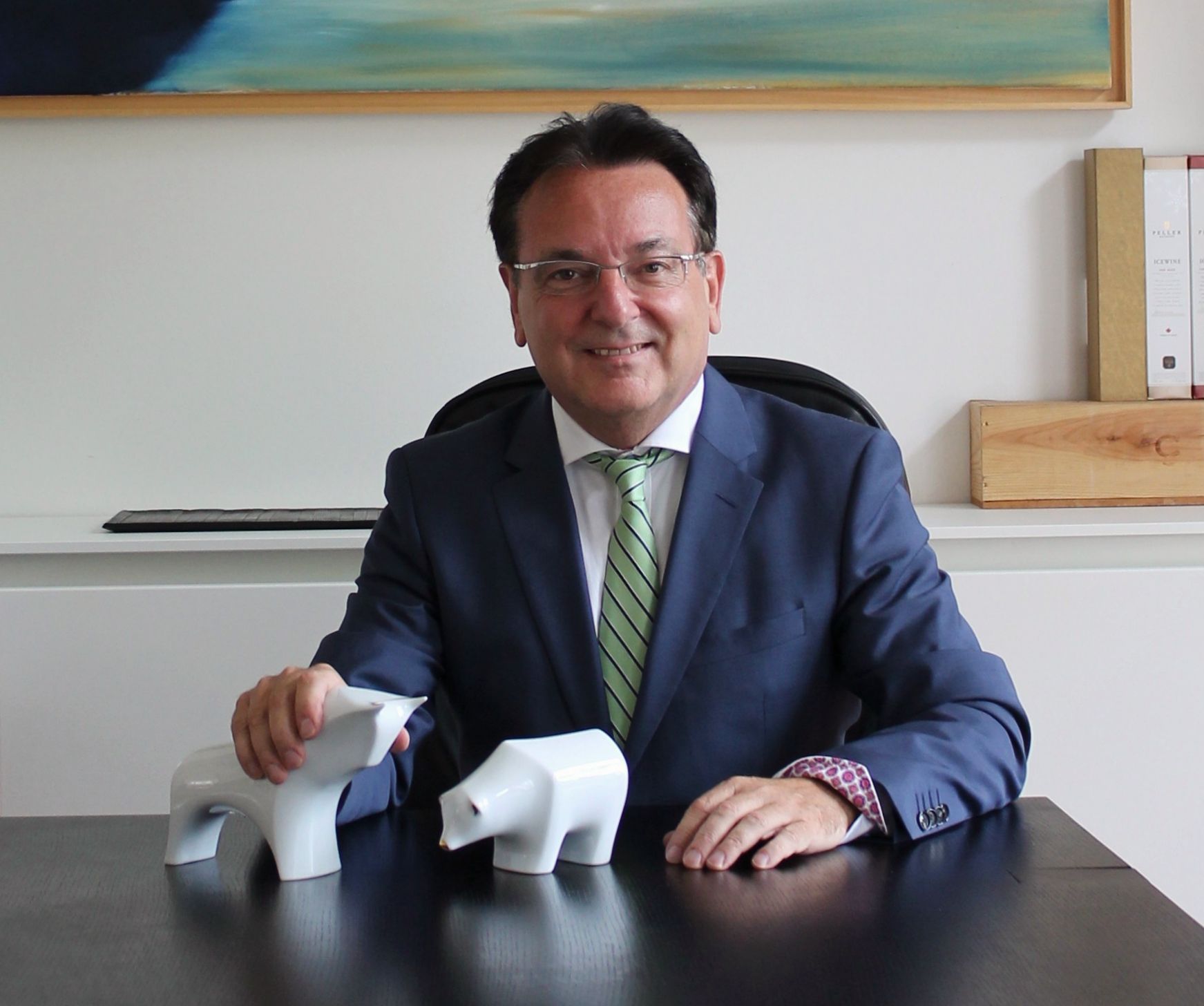Mathias Porträtbild verkleinert sitzend Bulle im Griff.jpg