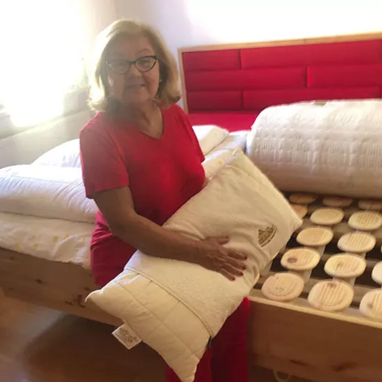 Frau sitzt auf Bettrand.jpg