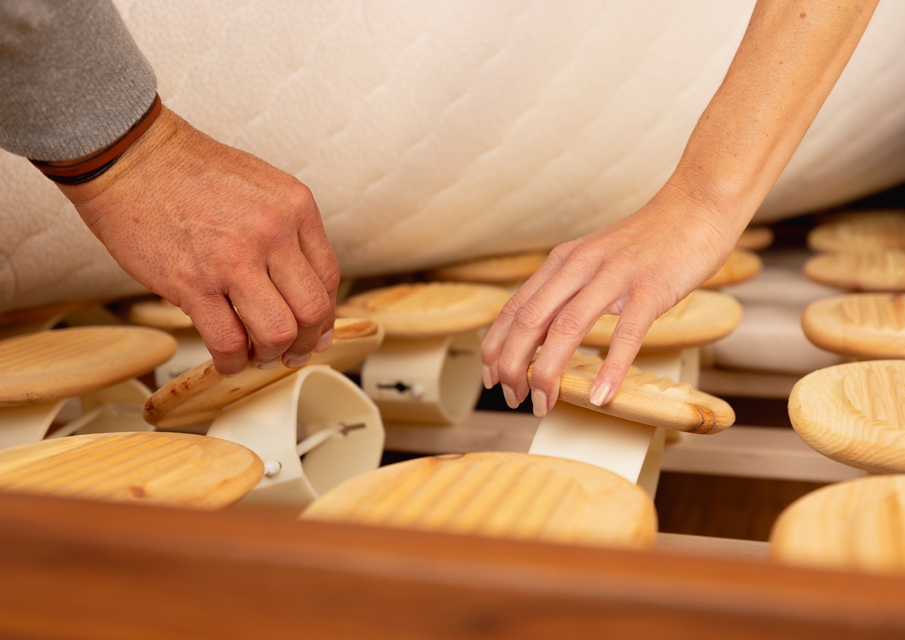 Federkörper werden von Händen bewegt klein.jpg